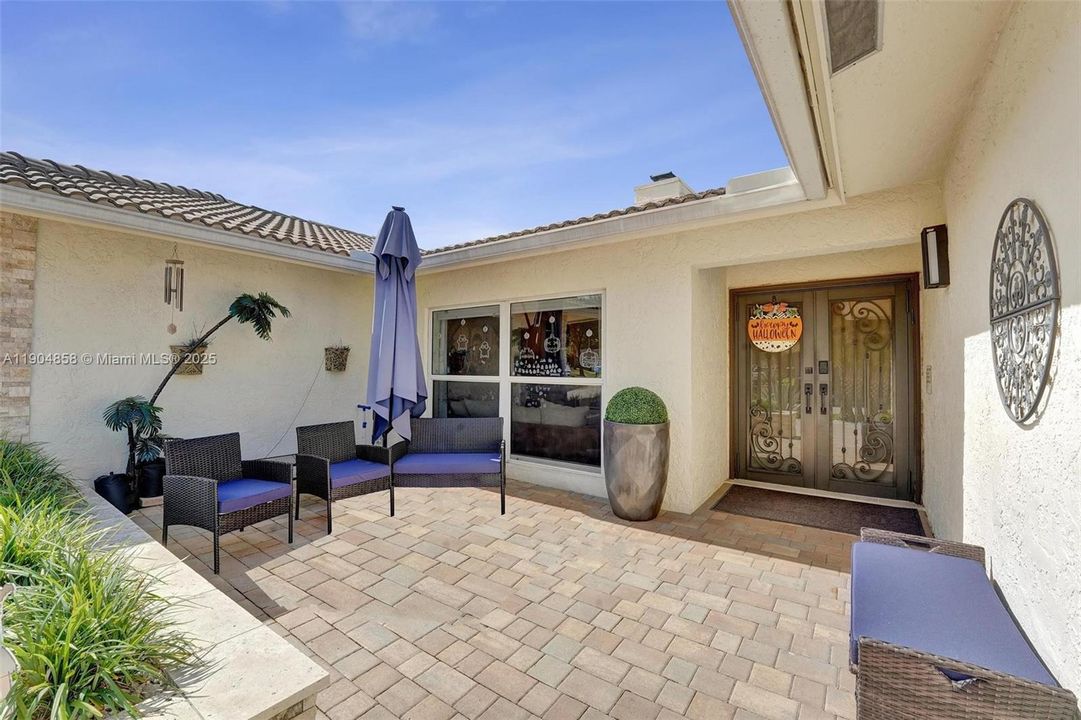 For Sale: $850,000 (4 beds, 3 baths, 2372 Square Feet)