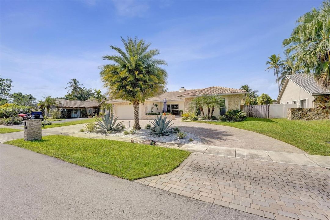 For Sale: $850,000 (4 beds, 3 baths, 2372 Square Feet)