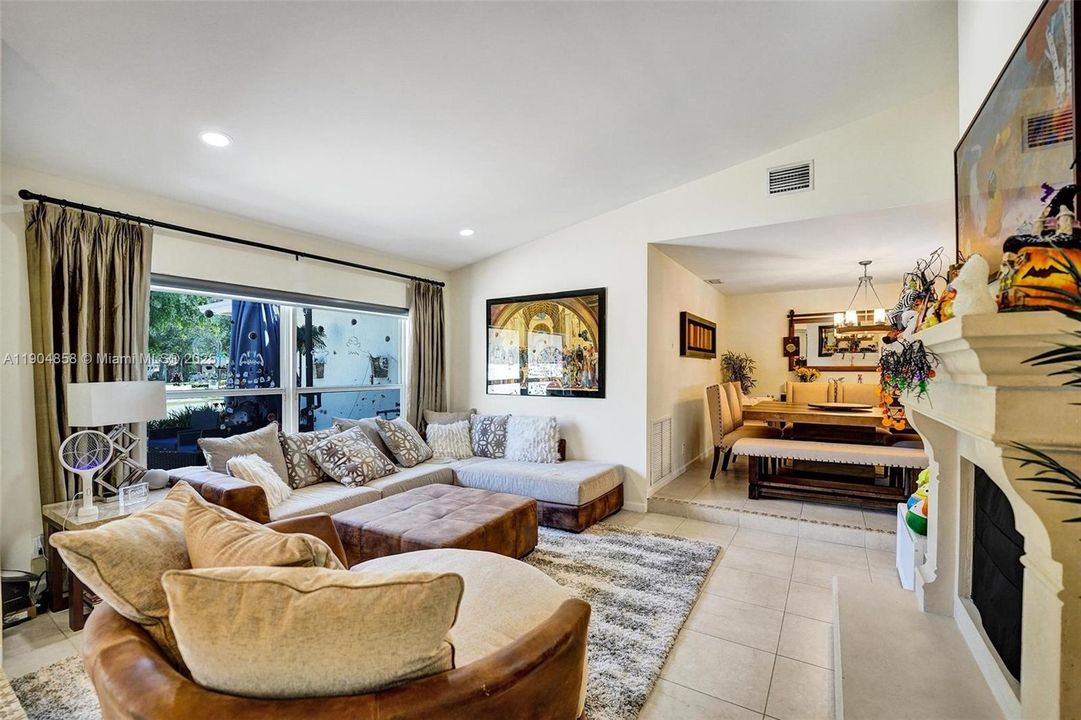 For Sale: $850,000 (4 beds, 3 baths, 2372 Square Feet)