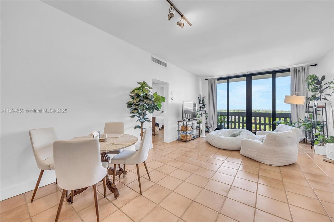 待售: $535,000 (1 贝兹, 1 浴室, 880 平方英尺)