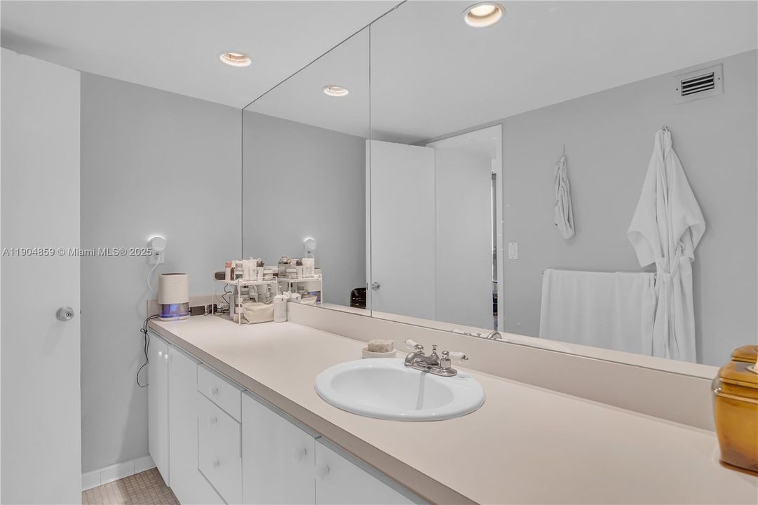 待售: $535,000 (1 贝兹, 1 浴室, 880 平方英尺)