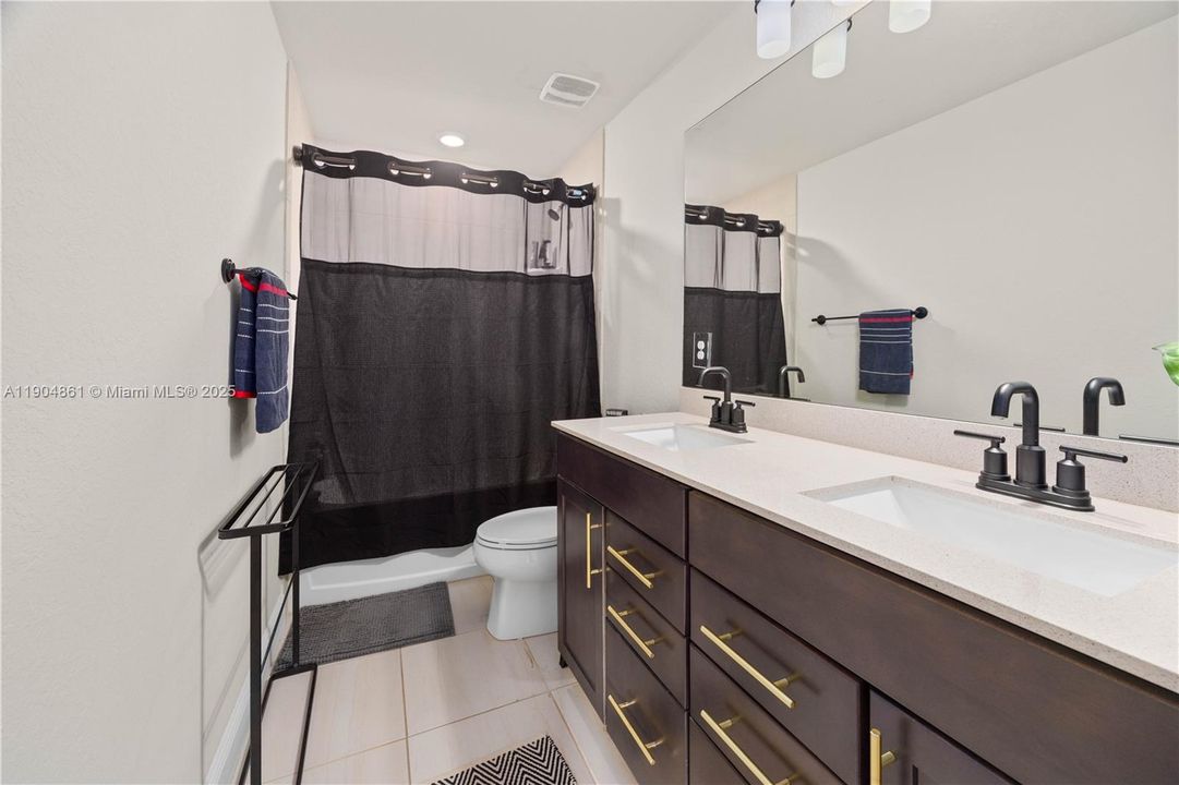 На продажу: $1,200,000 (5 спален, 3 ванн, 2860 Квадратных фут)