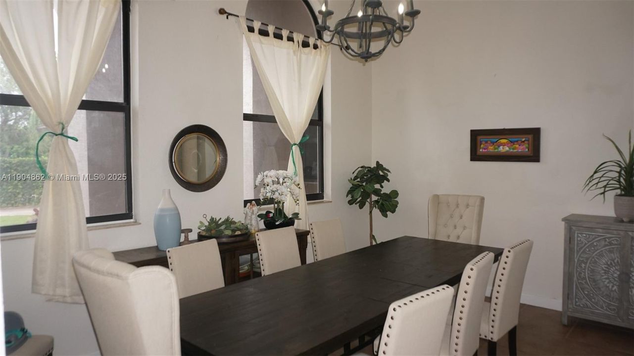 出租: $5,500 (5 贝兹, 4 浴室, 3384 平方英尺)