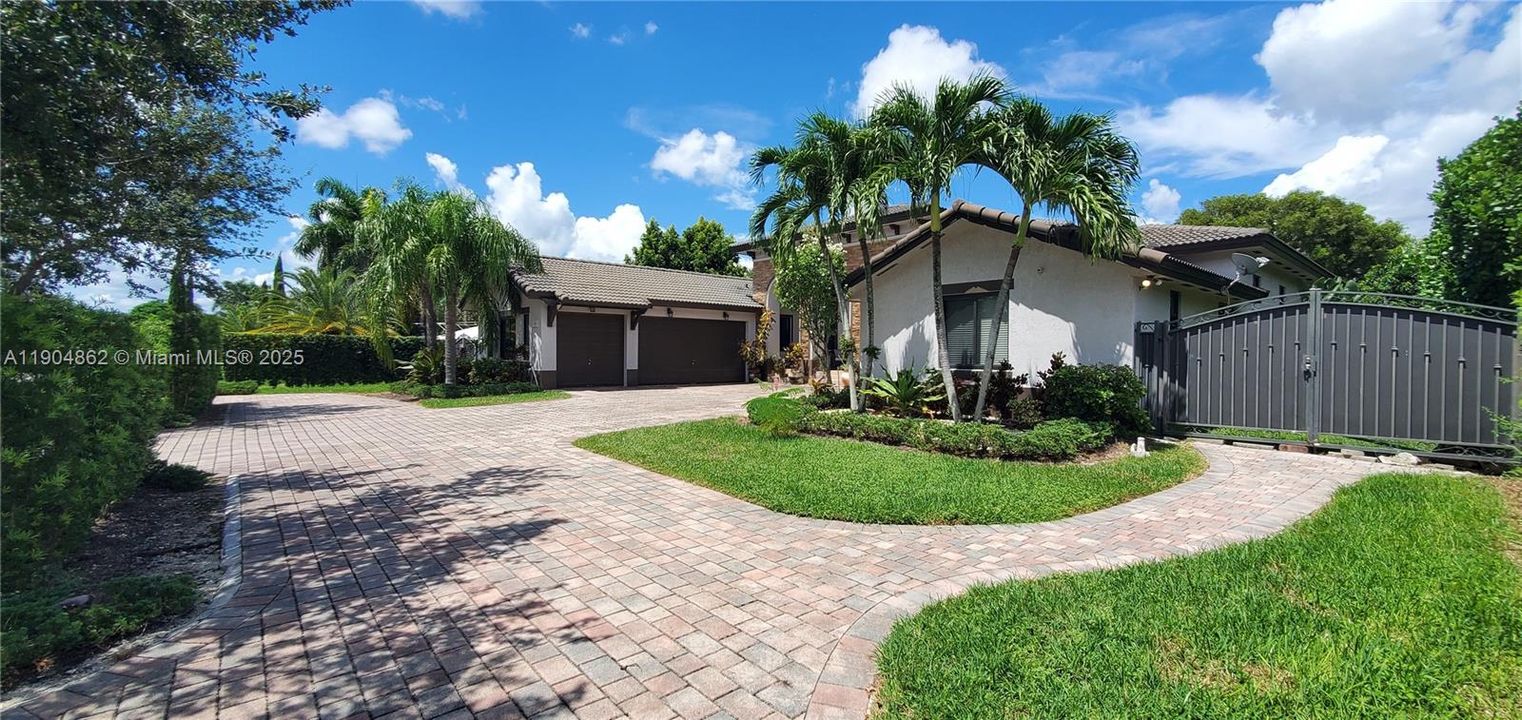 出租: $5,500 (5 贝兹, 4 浴室, 3384 平方英尺)