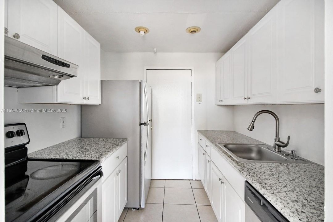 For Rent: $2,100 (2 beds, 2 baths, 904 Square Feet)