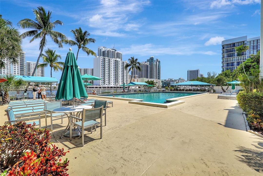 For Sale: $209,000 (1 beds, 1 baths, 875 Square Feet)