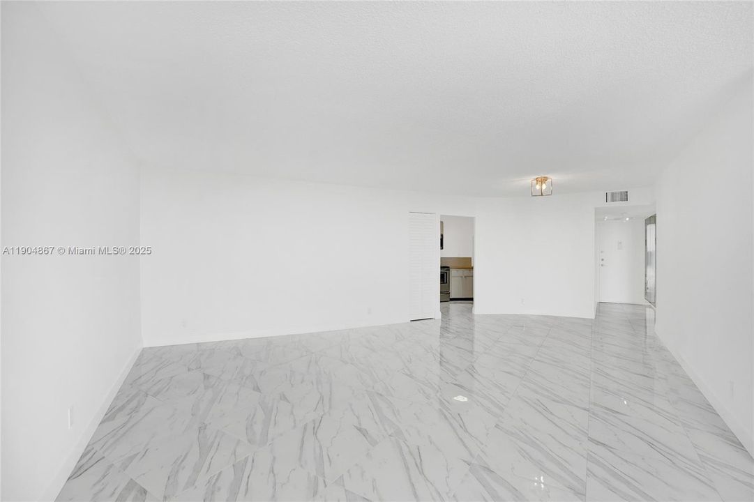 For Sale: $209,000 (1 beds, 1 baths, 875 Square Feet)