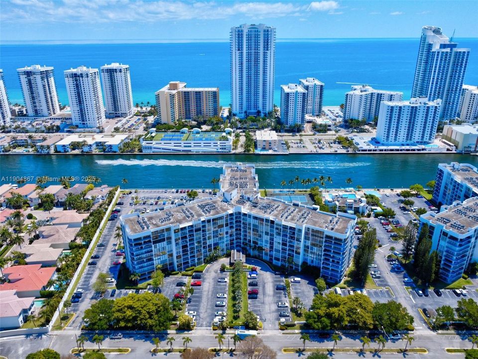 For Sale: $209,000 (1 beds, 1 baths, 875 Square Feet)