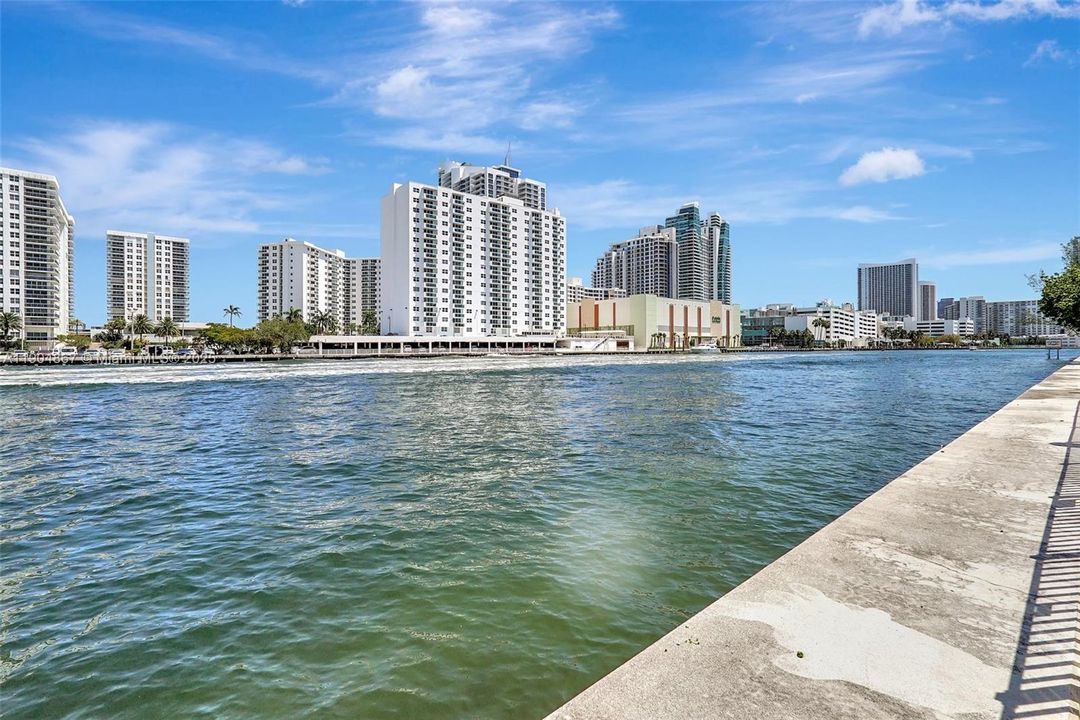 For Sale: $209,000 (1 beds, 1 baths, 875 Square Feet)