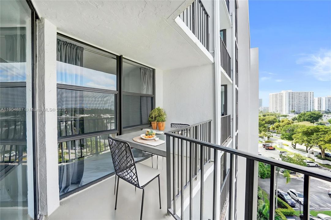 For Sale: $209,000 (1 beds, 1 baths, 875 Square Feet)