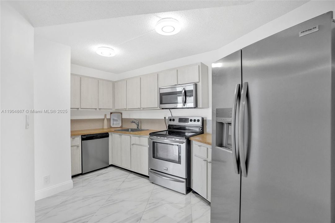 For Sale: $209,000 (1 beds, 1 baths, 875 Square Feet)