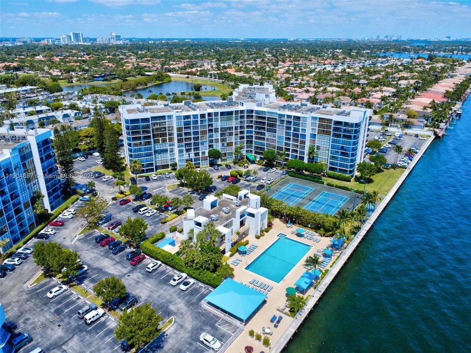 For Sale: $209,000 (1 beds, 1 baths, 875 Square Feet)