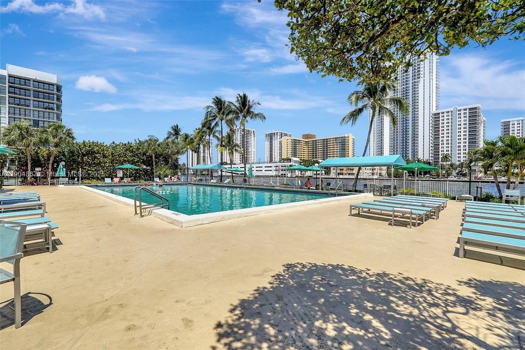 For Sale: $209,000 (1 beds, 1 baths, 875 Square Feet)