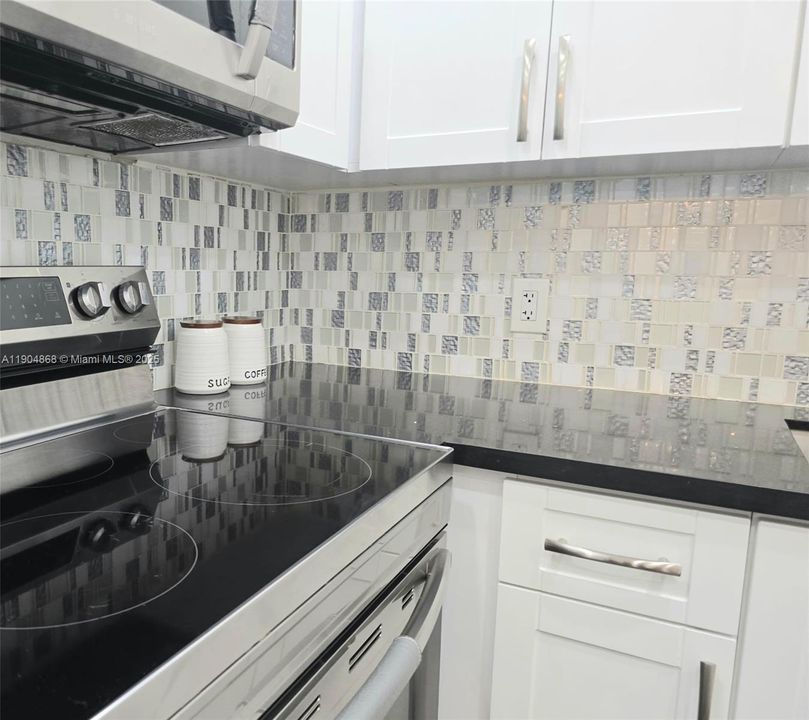 待售: $238,000 (2 贝兹, 2 浴室, 933 平方英尺)