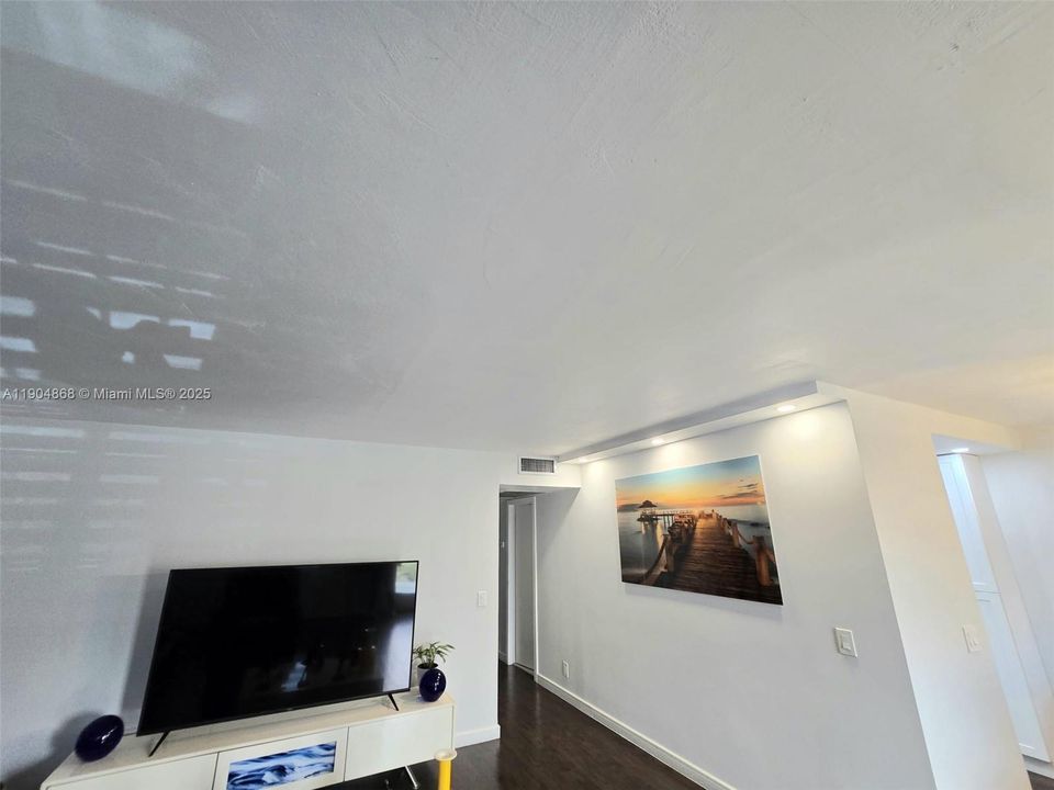 待售: $238,000 (2 贝兹, 2 浴室, 933 平方英尺)