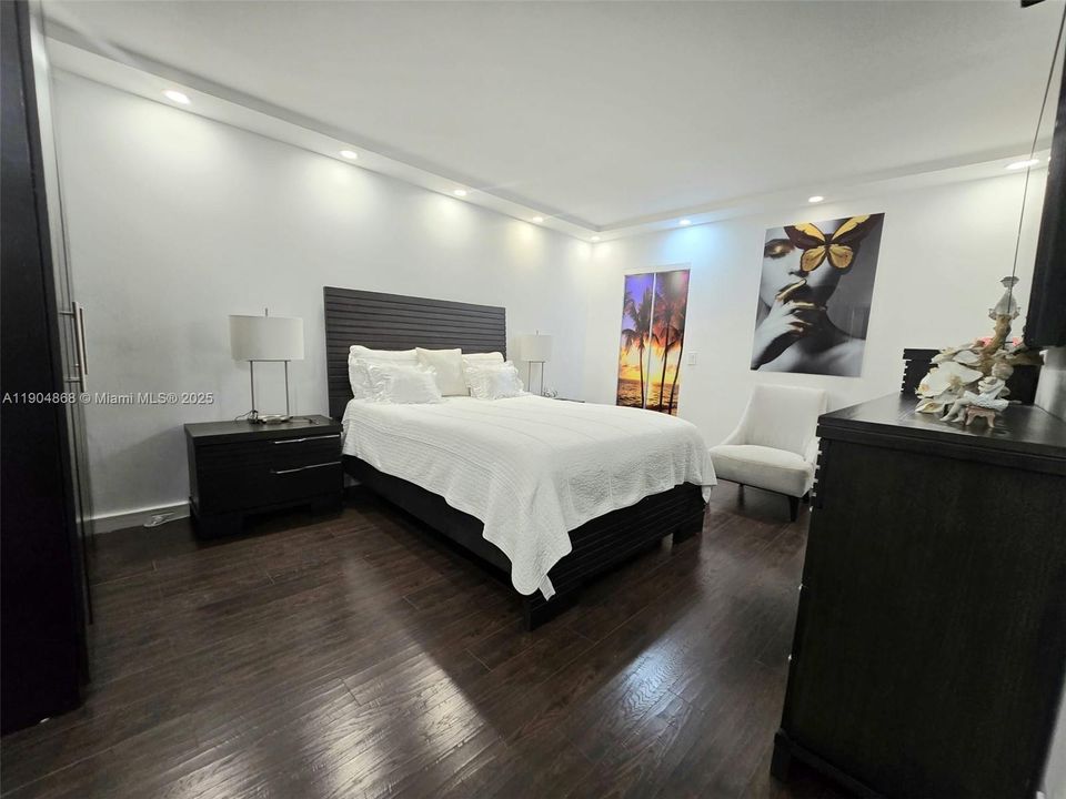 待售: $238,000 (2 贝兹, 2 浴室, 933 平方英尺)