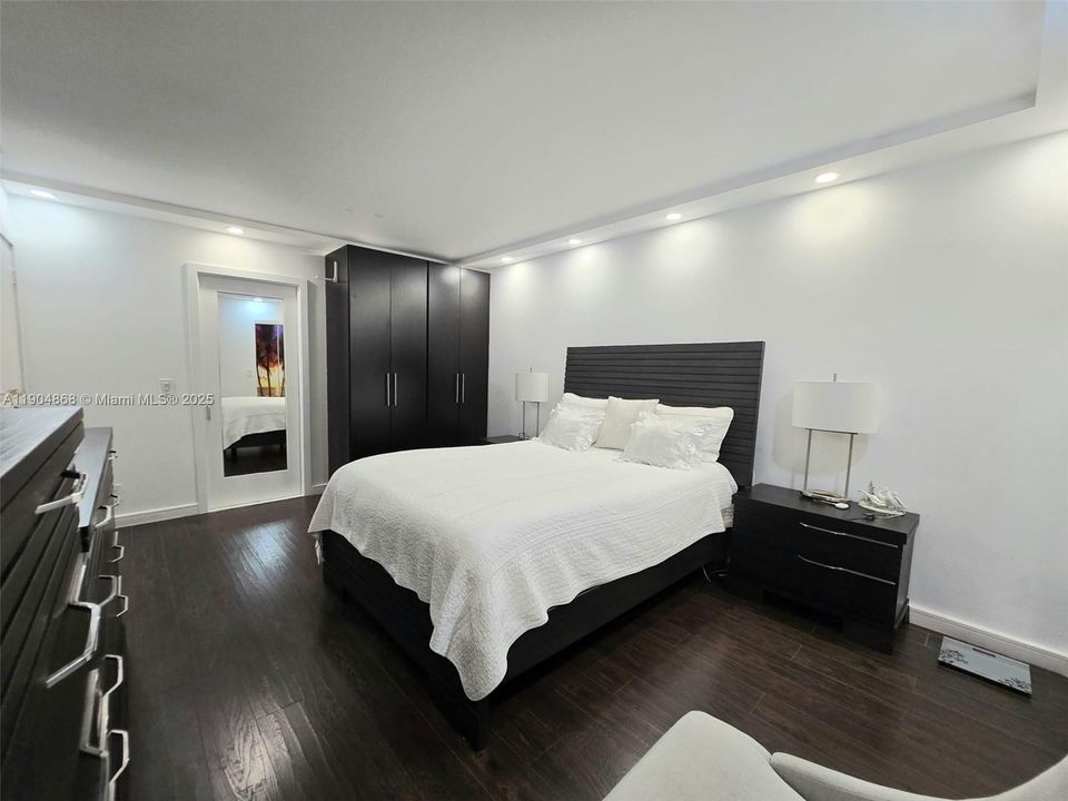 待售: $238,000 (2 贝兹, 2 浴室, 933 平方英尺)