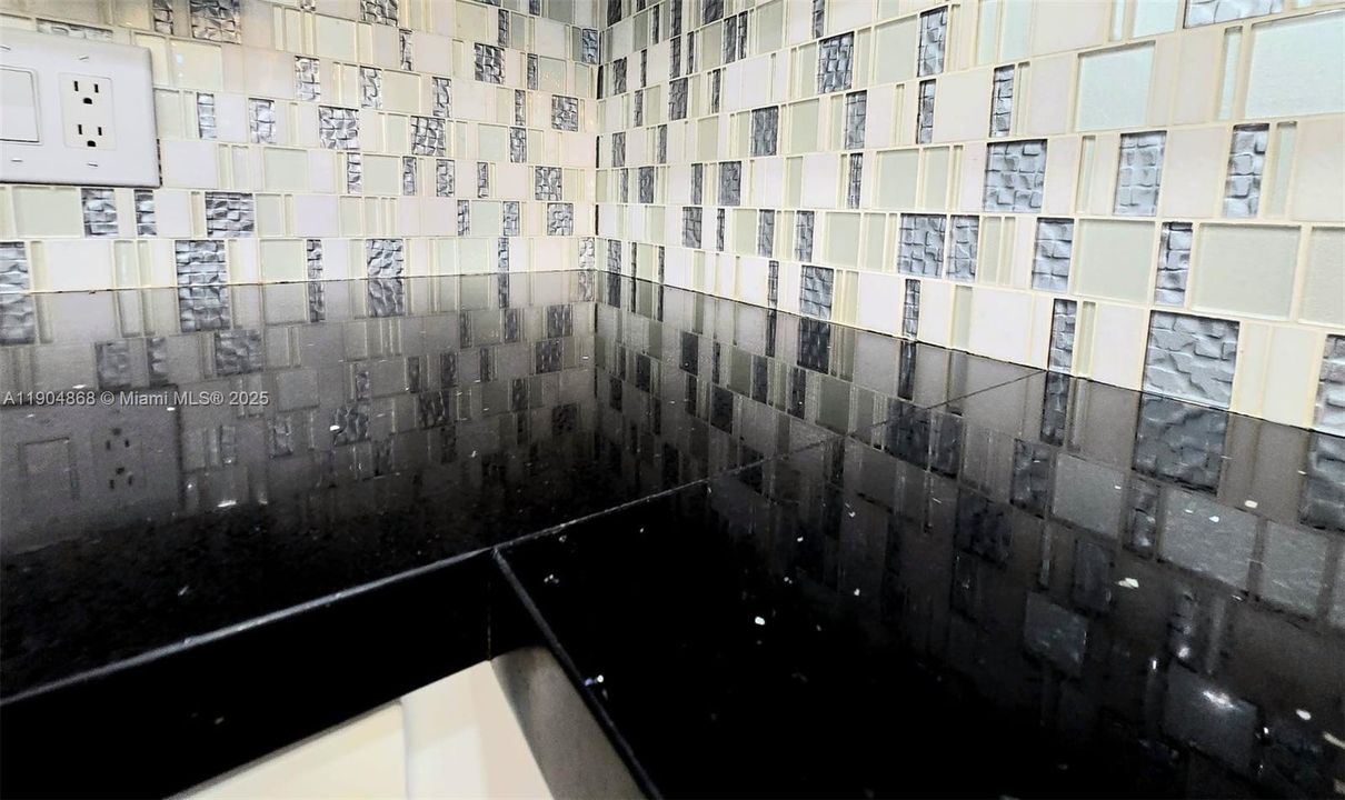 待售: $238,000 (2 贝兹, 2 浴室, 933 平方英尺)