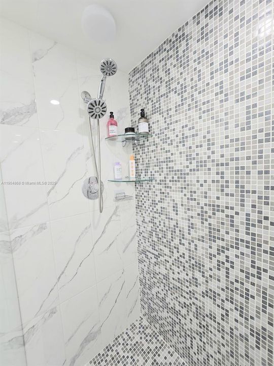 待售: $238,000 (2 贝兹, 2 浴室, 933 平方英尺)