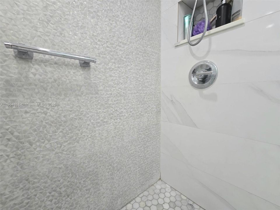 待售: $238,000 (2 贝兹, 2 浴室, 933 平方英尺)