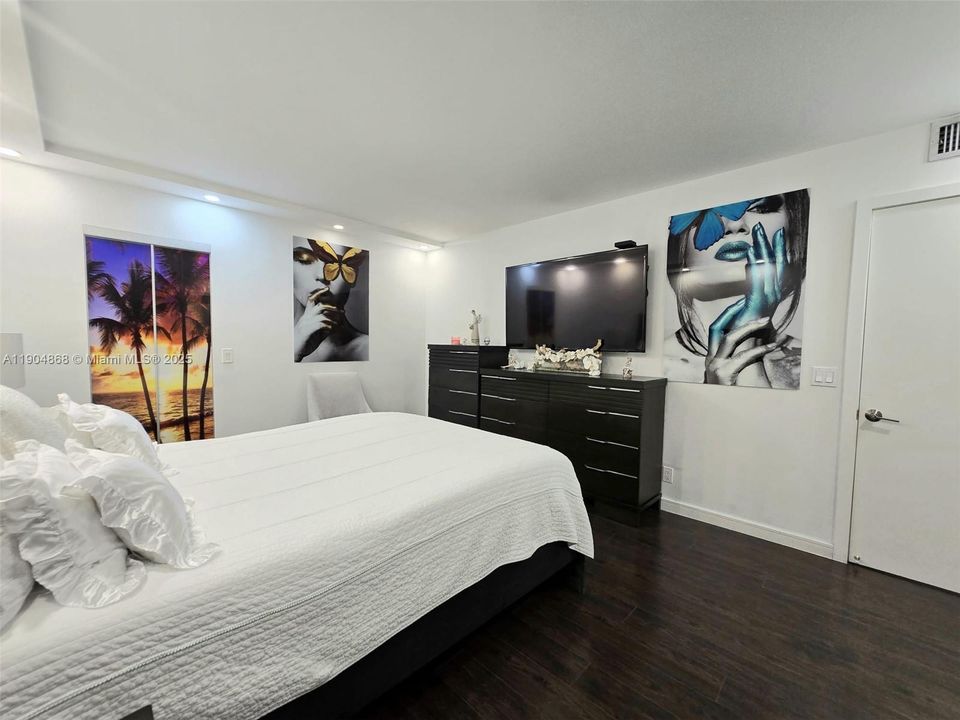 待售: $238,000 (2 贝兹, 2 浴室, 933 平方英尺)