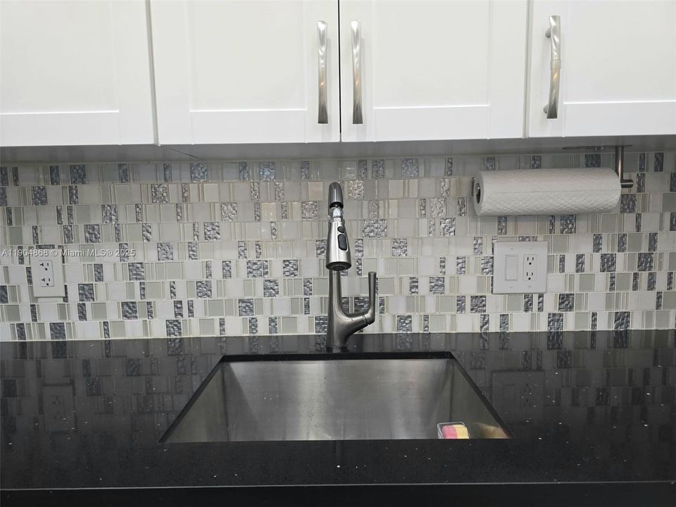 待售: $238,000 (2 贝兹, 2 浴室, 933 平方英尺)