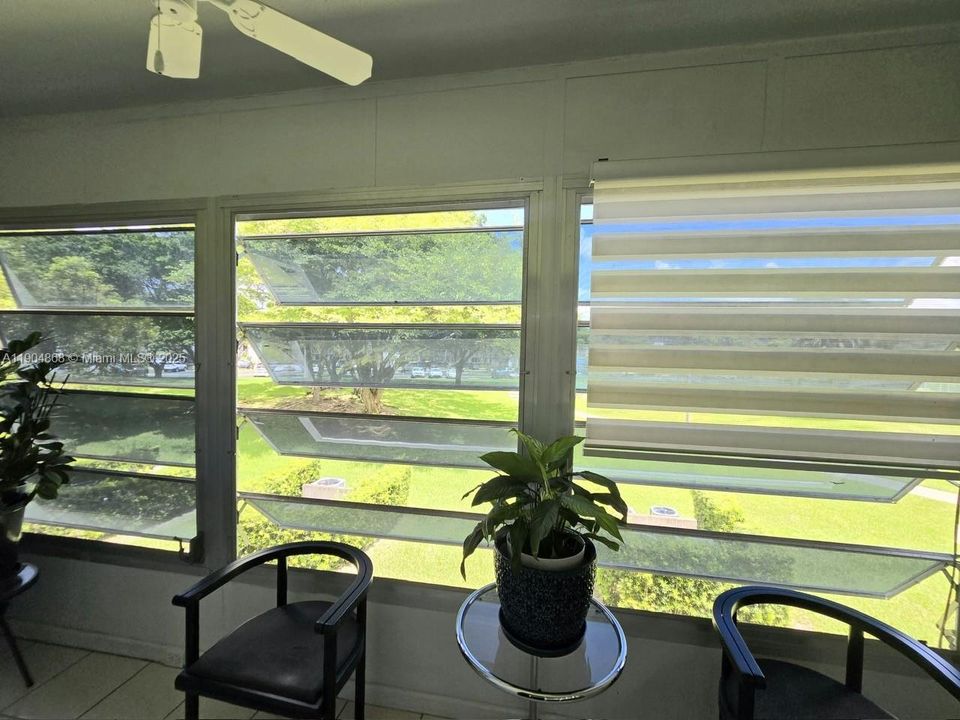 待售: $238,000 (2 贝兹, 2 浴室, 933 平方英尺)