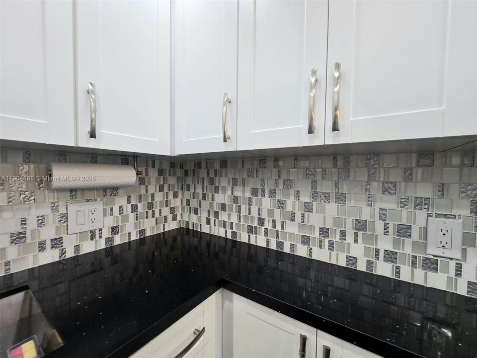 待售: $238,000 (2 贝兹, 2 浴室, 933 平方英尺)