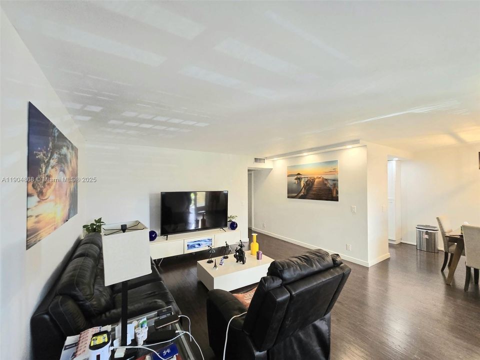 待售: $238,000 (2 贝兹, 2 浴室, 933 平方英尺)