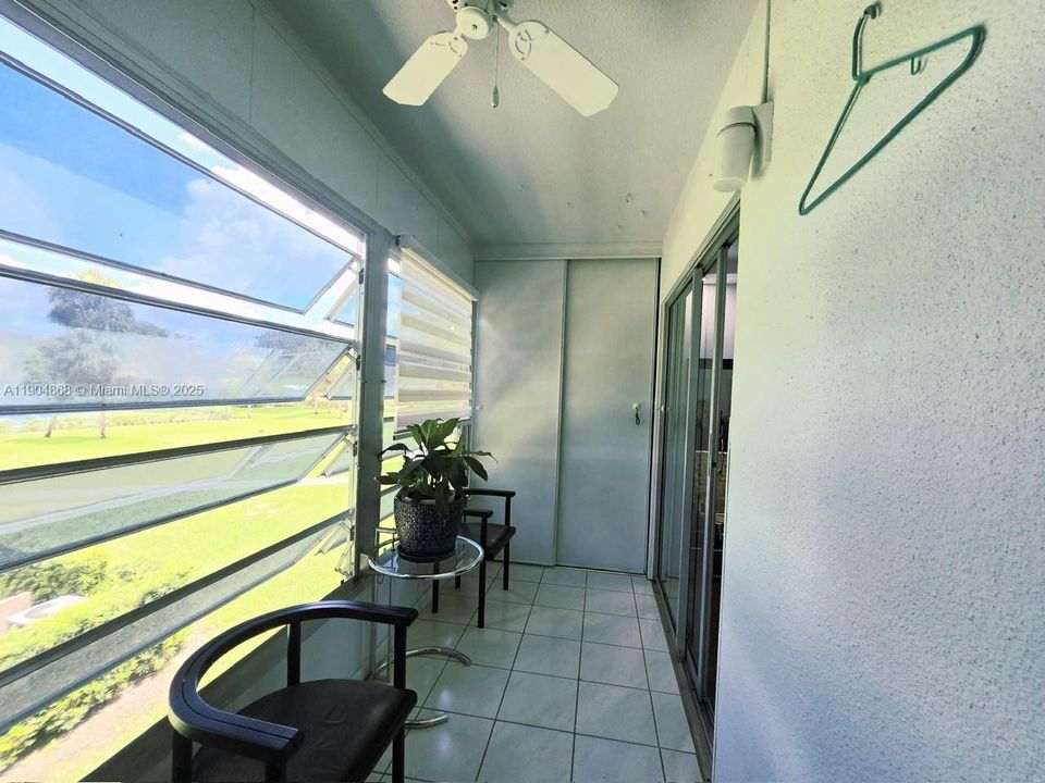 待售: $238,000 (2 贝兹, 2 浴室, 933 平方英尺)