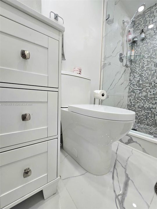 待售: $238,000 (2 贝兹, 2 浴室, 933 平方英尺)