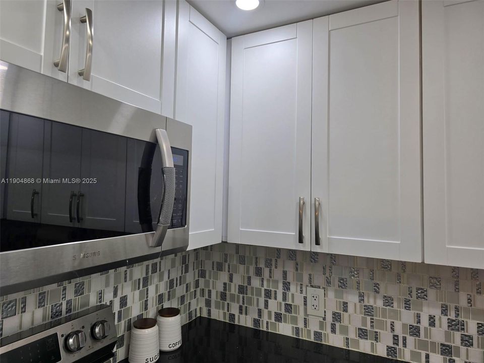 待售: $238,000 (2 贝兹, 2 浴室, 933 平方英尺)