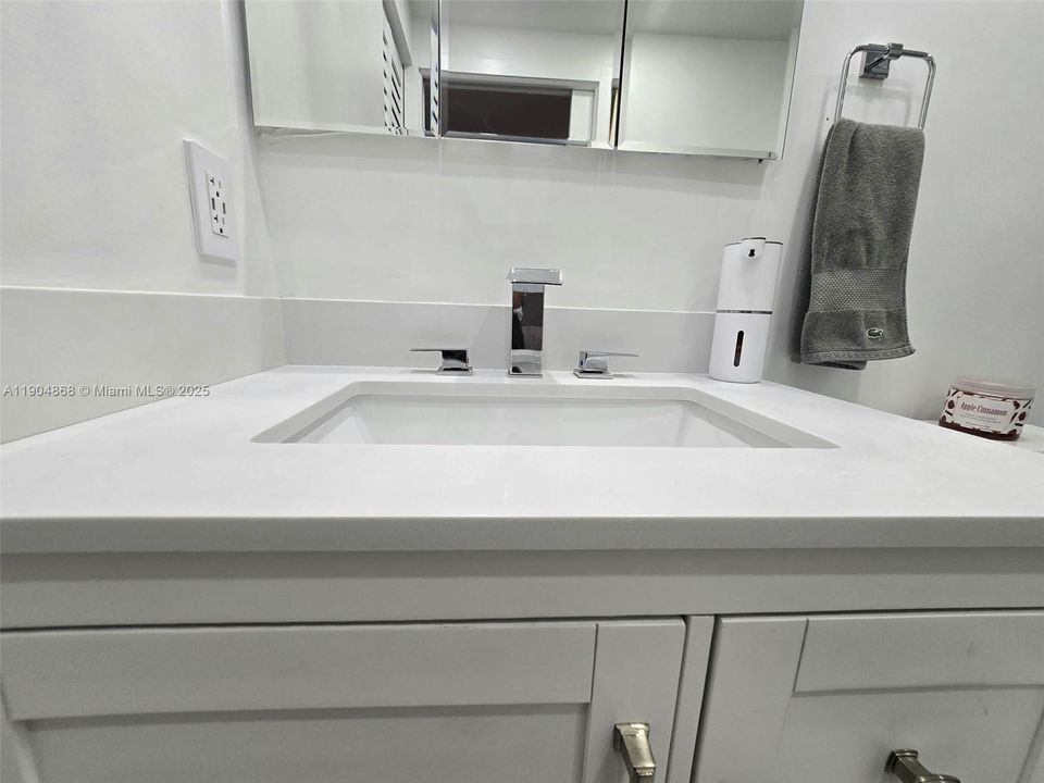 待售: $238,000 (2 贝兹, 2 浴室, 933 平方英尺)