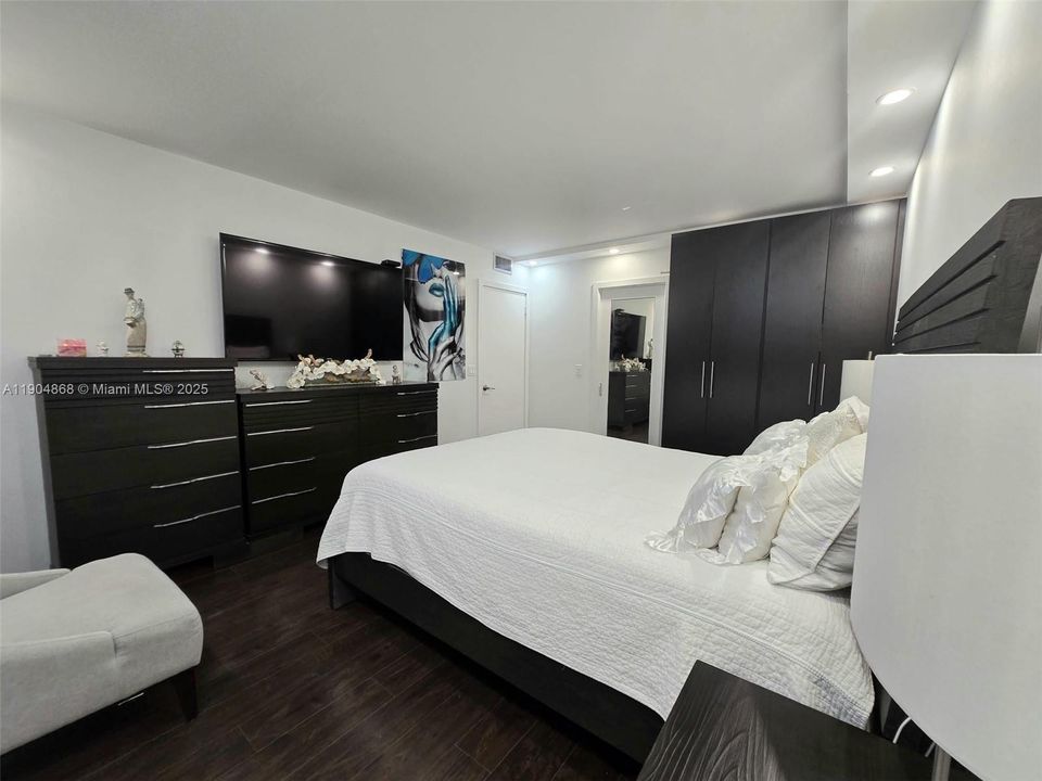 待售: $238,000 (2 贝兹, 2 浴室, 933 平方英尺)