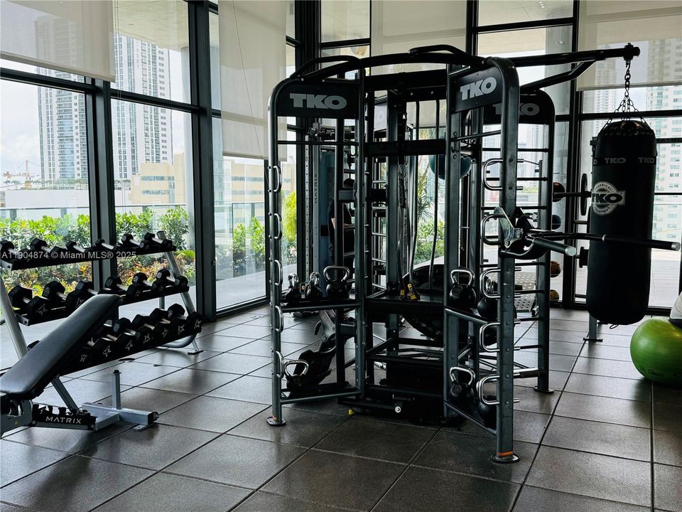 For Sale: $505,000 (2 beds, 2 baths, 1018 Square Feet)