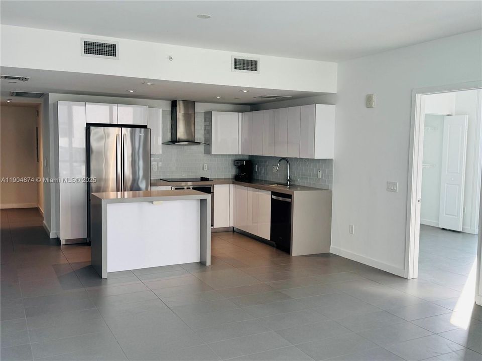 For Sale: $505,000 (2 beds, 2 baths, 1018 Square Feet)