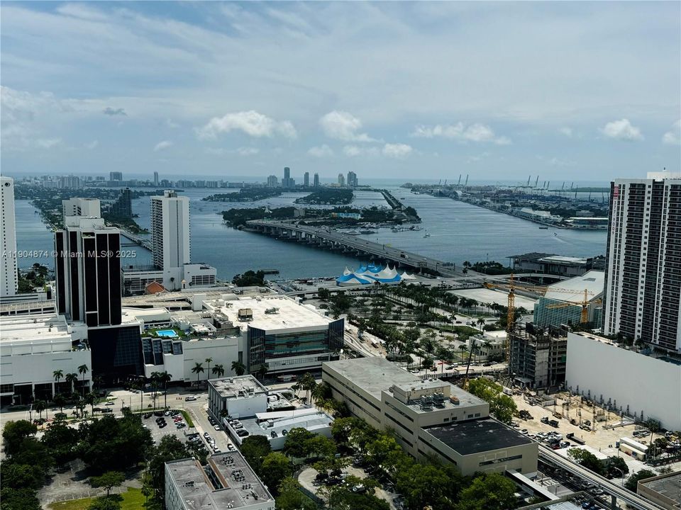 For Sale: $505,000 (2 beds, 2 baths, 1018 Square Feet)