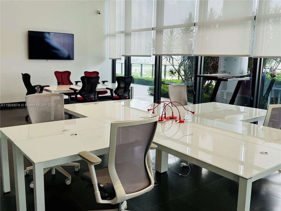 For Sale: $505,000 (2 beds, 2 baths, 1018 Square Feet)