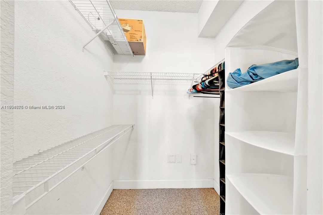 For Sale: $375,000 (2 beds, 2 baths, 1010 Square Feet)