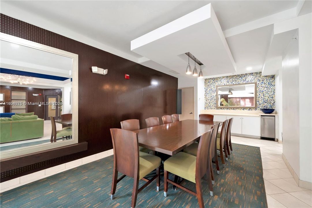 For Sale: $375,000 (2 beds, 2 baths, 1010 Square Feet)