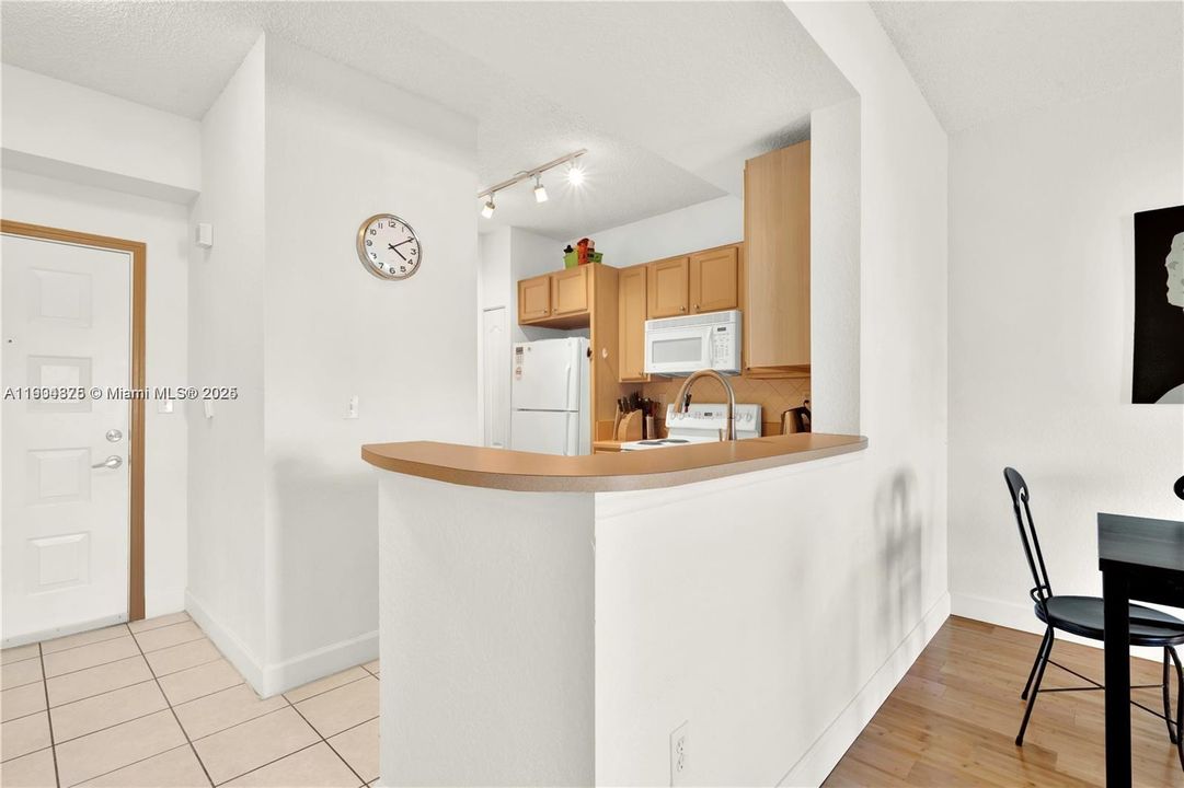 For Sale: $375,000 (2 beds, 2 baths, 1010 Square Feet)