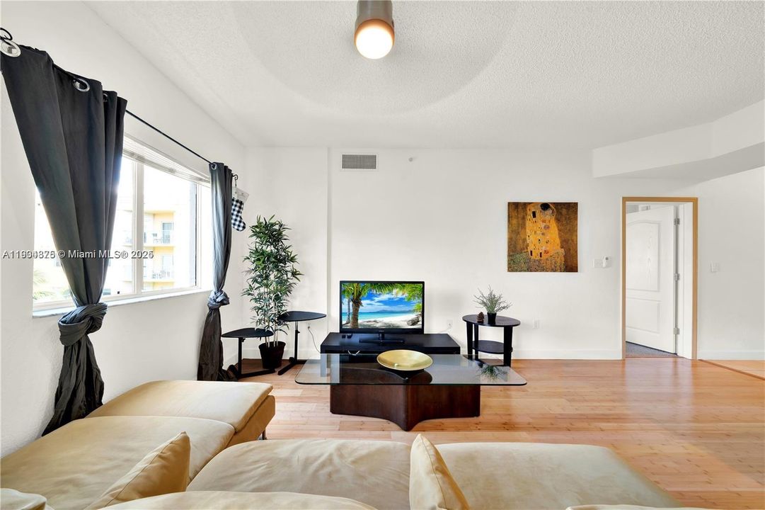For Sale: $375,000 (2 beds, 2 baths, 1010 Square Feet)