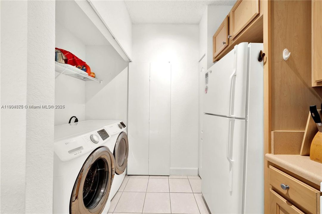 For Sale: $375,000 (2 beds, 2 baths, 1010 Square Feet)