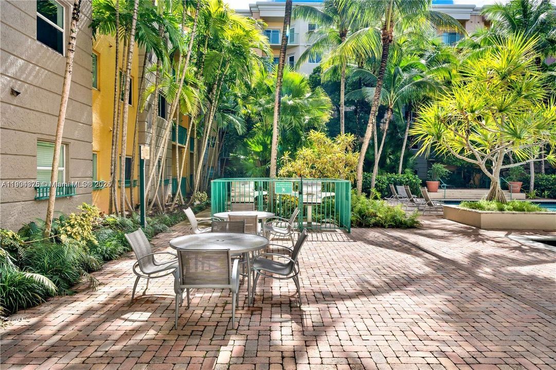 For Sale: $375,000 (2 beds, 2 baths, 1010 Square Feet)