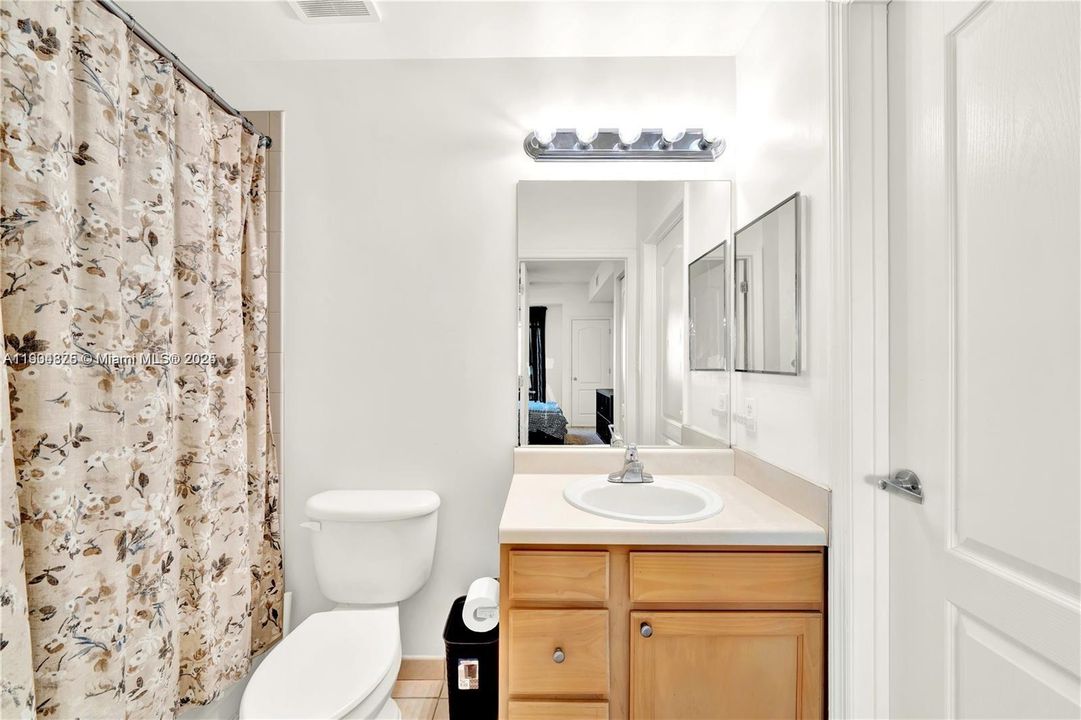 For Sale: $375,000 (2 beds, 2 baths, 1010 Square Feet)