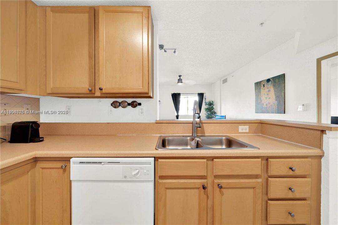 For Sale: $375,000 (2 beds, 2 baths, 1010 Square Feet)