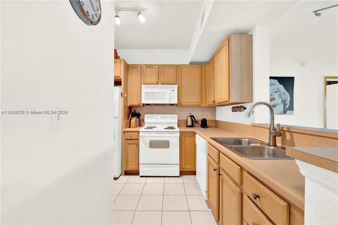 For Sale: $375,000 (2 beds, 2 baths, 1010 Square Feet)