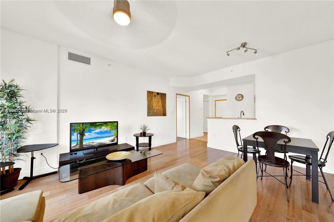 For Sale: $375,000 (2 beds, 2 baths, 1010 Square Feet)