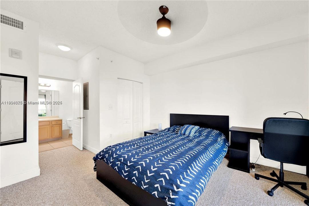 For Sale: $375,000 (2 beds, 2 baths, 1010 Square Feet)