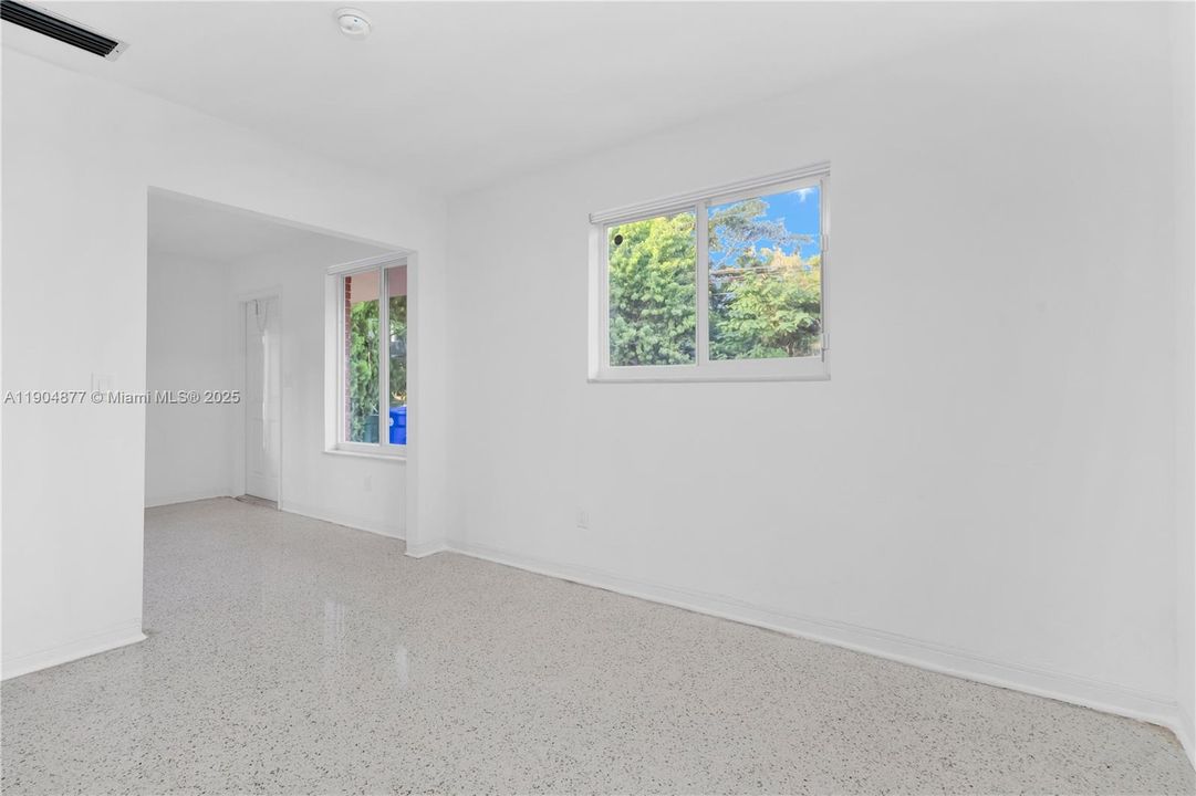 出租: $2,600 (2 贝兹, 1 浴室, 2105 平方英尺)